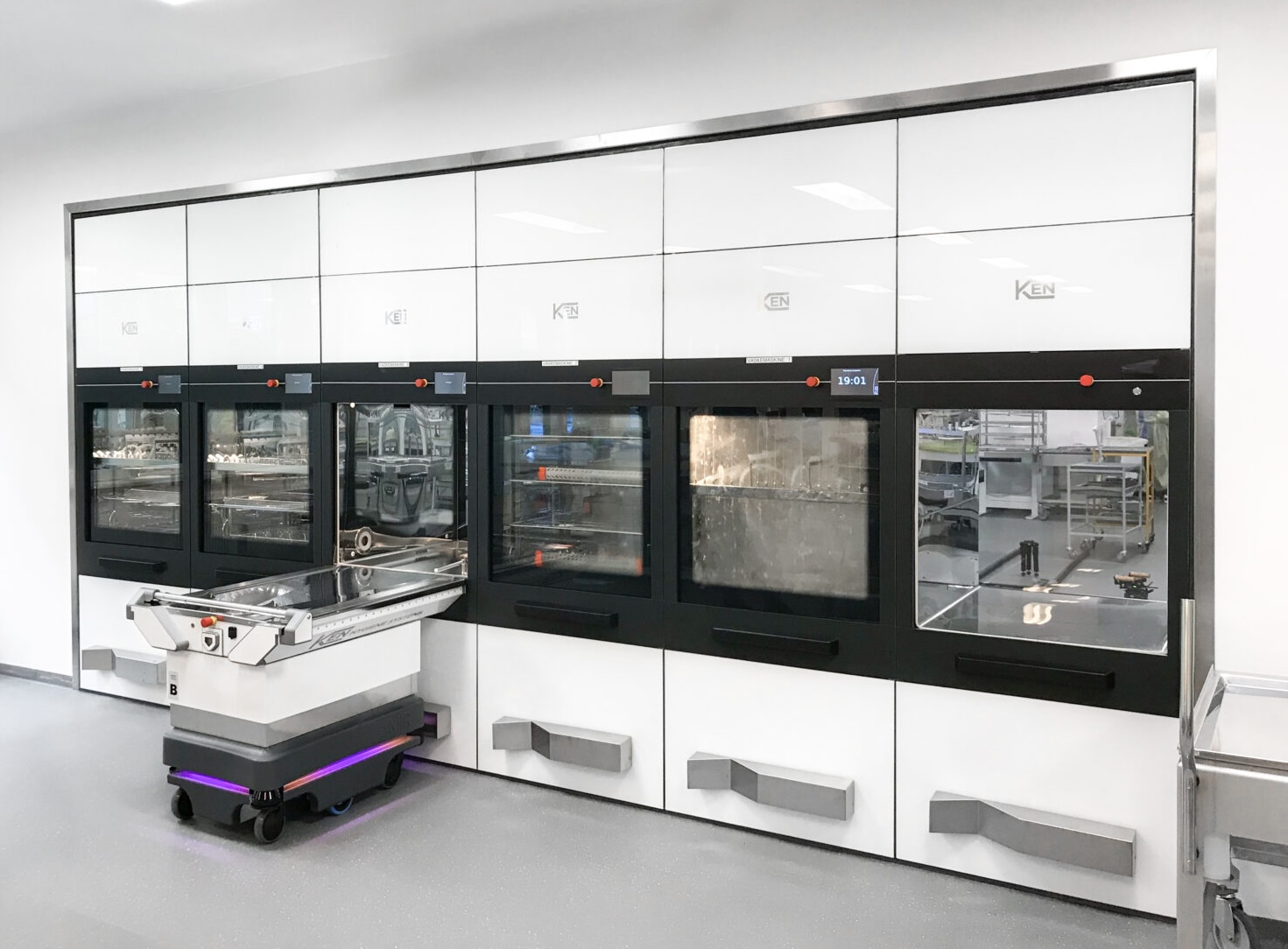 KEN IQ5 Washer-Disinfector and AL10 Robot in CSSD Operation